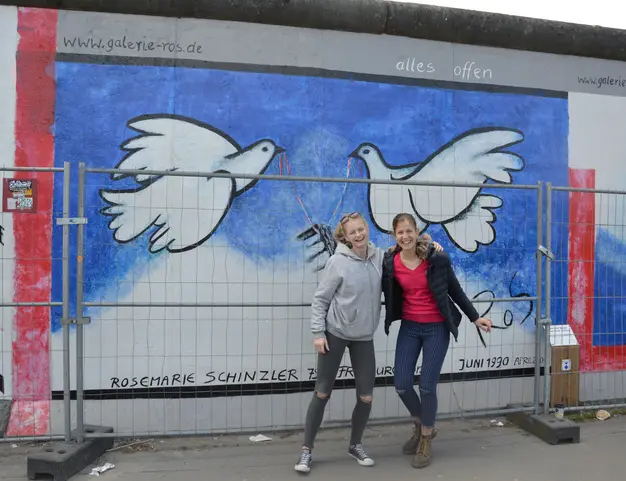 Deux correspondantes devant une fresque représentant deux colombes