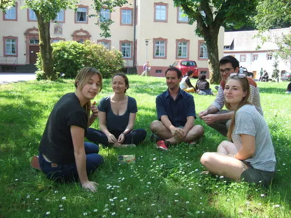 Des participants discutent assis dans un parc