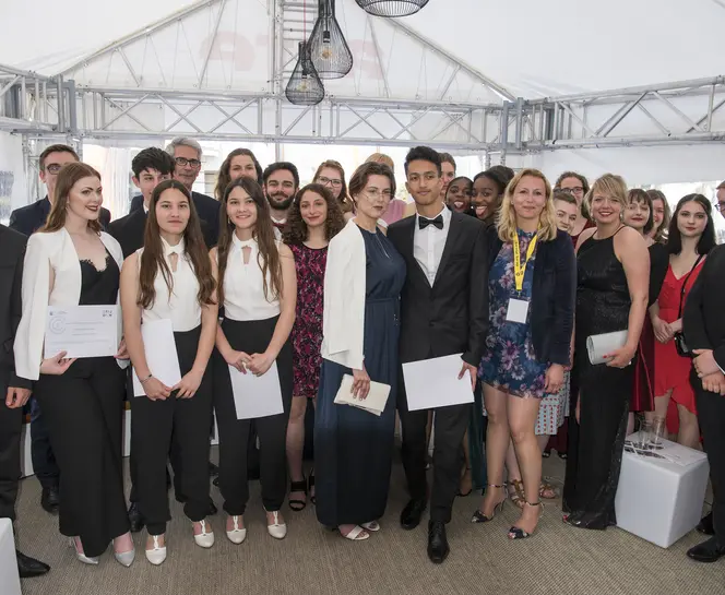 Jugendliche bei einem Empfang in Cannes mit Charles Tesson und Dieter Kosslick