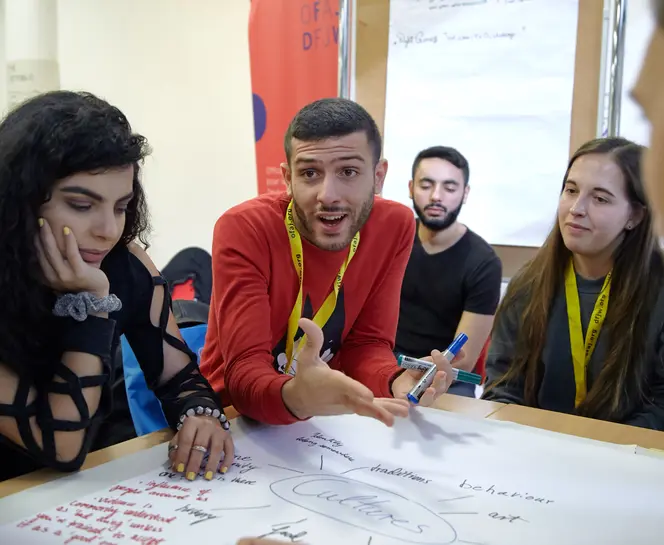 Jugendliche und junge Erwachsene bei einem Workshop rund um Europa