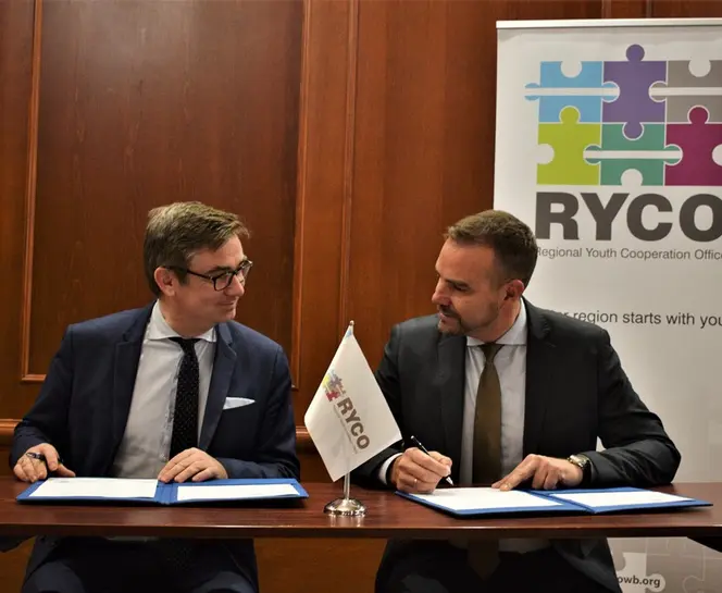 Tobias Bütow und Đuro Blanuša bei der Unterzeichnung des Memorandums of Understanding zwischen dem DFJW und RYCO